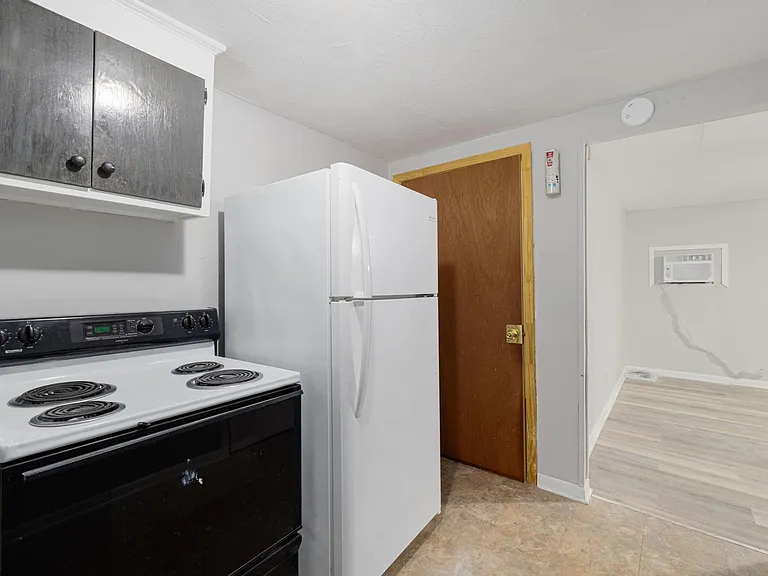 131 Captain Ave #4 — Photo 4