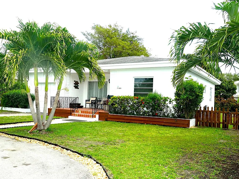 10815 NE 10th Pl — Photo 3