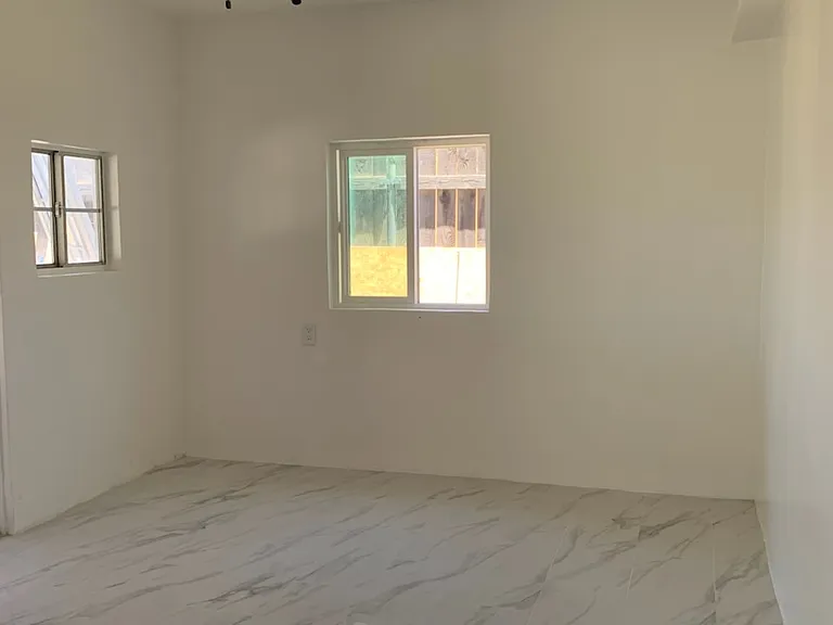 2600 Victoria Dr — Photo 9