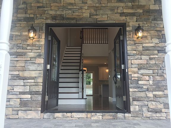 4th image of 18 S Bay Pl