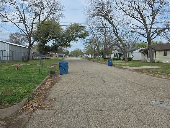 5th image of 302 S Kaufman St