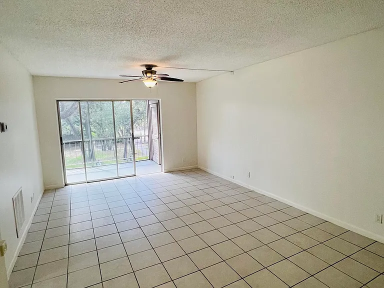 604 NW 13th St #21 — Photo 5