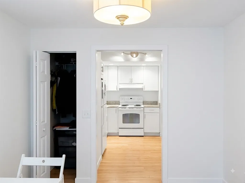 2 bed, 1.0 bath, 925 sqft, $3,400 — Photo 3