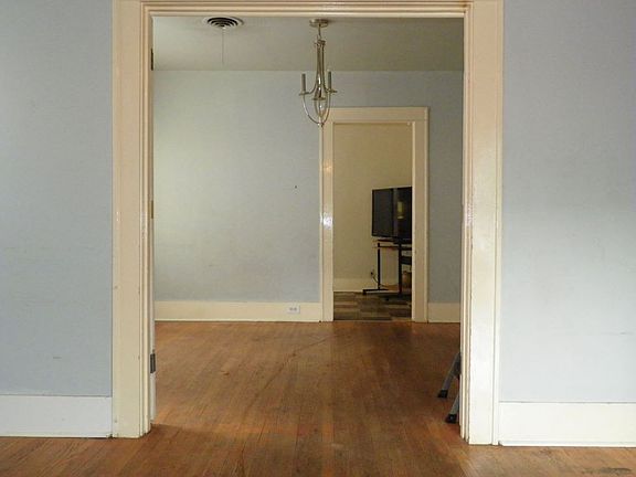 2nd image of 404 Stella St