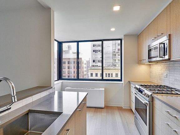 5th image of 1 Columbus Pl APT N16k