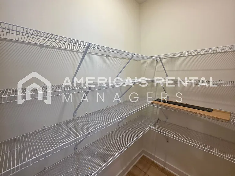 1017 Grand River Blvd W — Photo 18