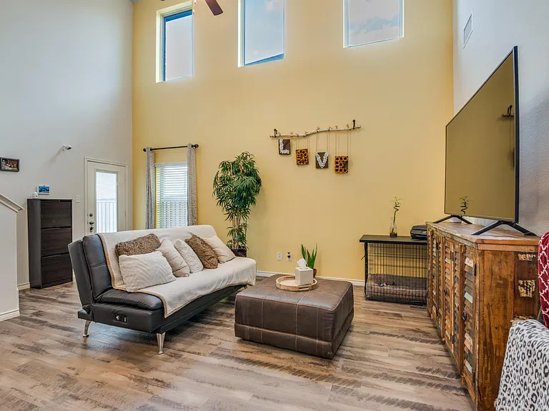 2152 Miramar Dr — Photo 6