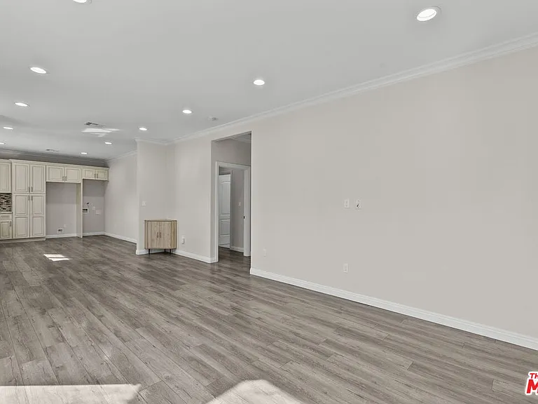 6715 Cedros Ave — Photo 9