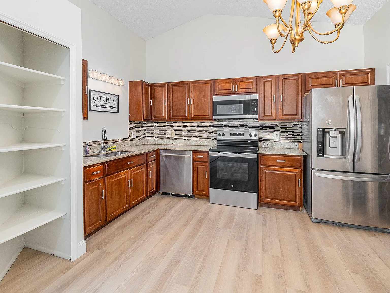 4 bed, 4.0 bath, 1964 sqft, $905 — Photo 3