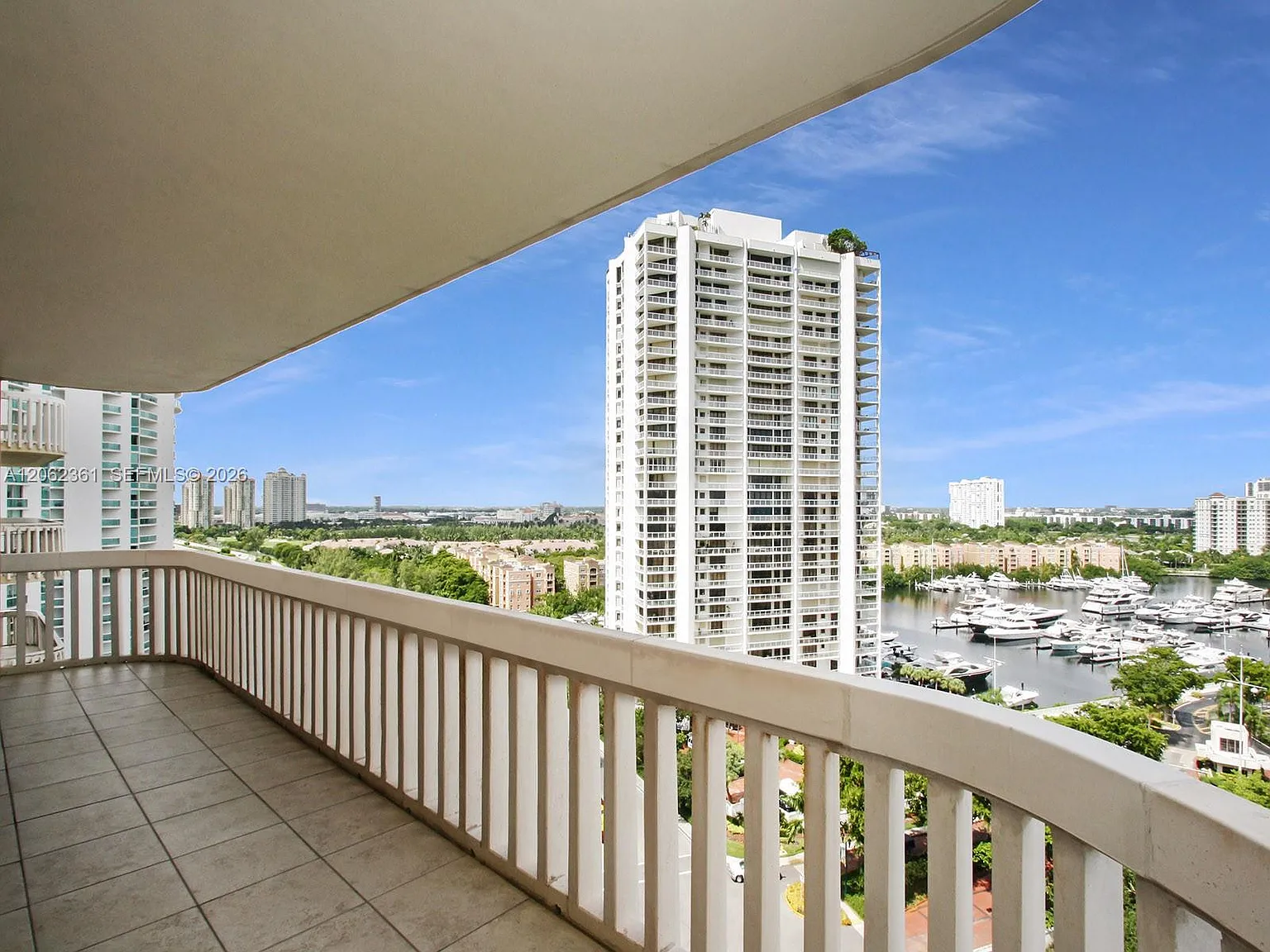 Turnberry Towers Condo — Photo 4