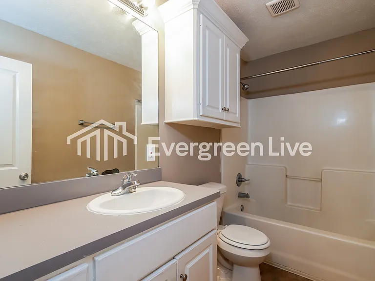 121 Davis Ave — Photo 15