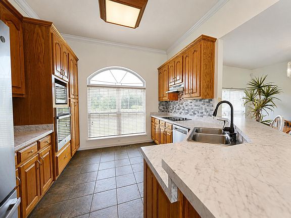 3rd image of 586 Sunset Dr