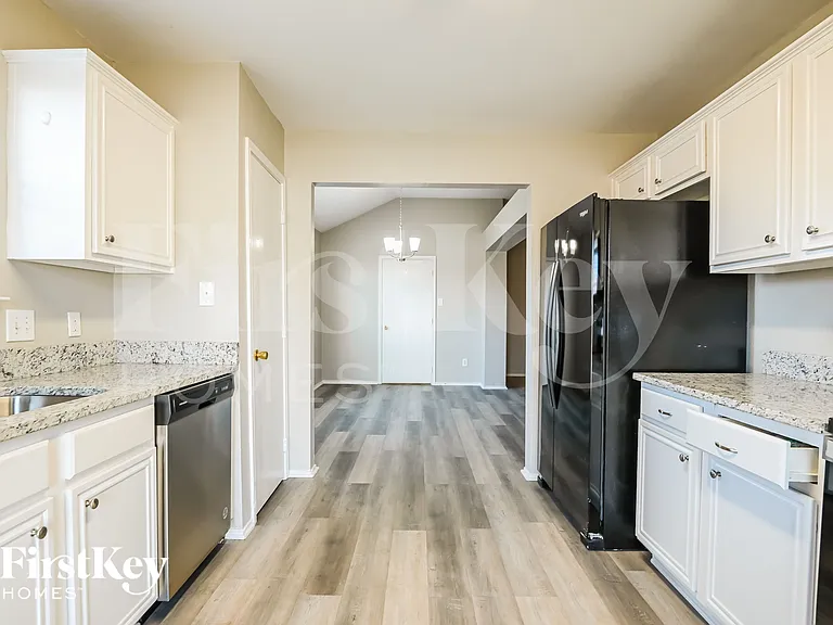 204 Windsor Dr — Photo 7