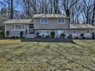 566 Burritt Pl, Wyckoff, NJ 07481
