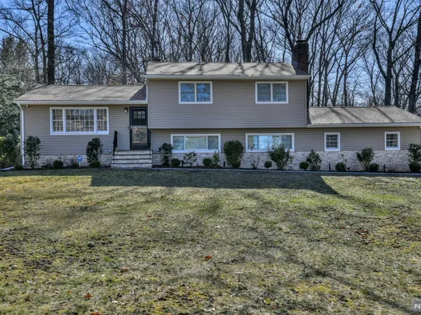 566 Burritt Pl, Wyckoff, NJ 07481