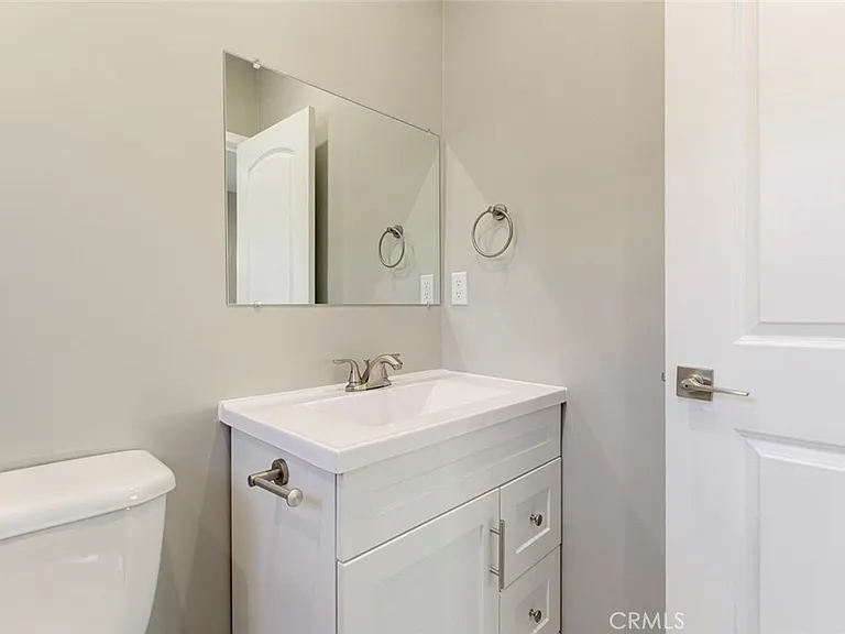 10933 Nassau Ave — Photo 9