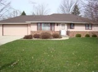 211 E 9th St, Pella, IA 50219