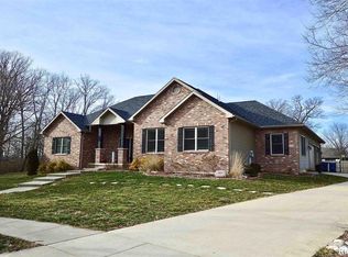 8753 Shady Oaks Dr, Chatham, IL 62629