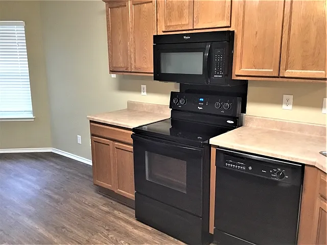 3 bed, 2.0 bath, 1700 sqft, $1,795 — Photo 2