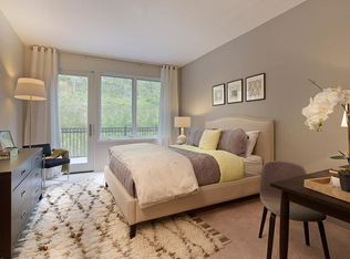 350 Old River Rd #401, Edgewater, NJ 07020