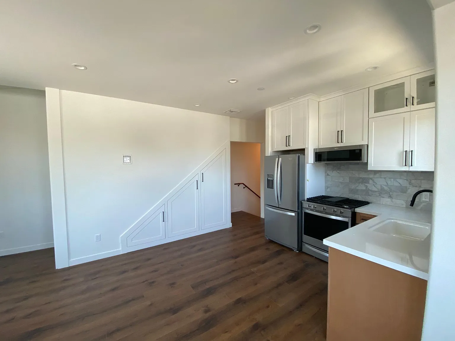 323 E Micheltorena St — Photo 2