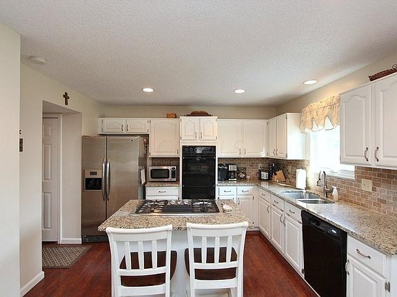 5th image of 561 Legacy Dr