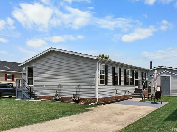 13482 Pear St, Carleton, MI 48117