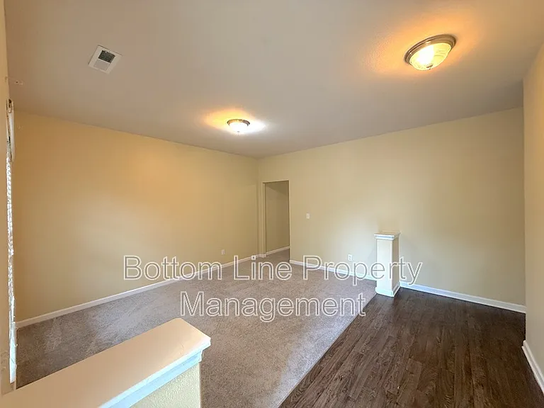 1321 Waylon Ave — Photo 2