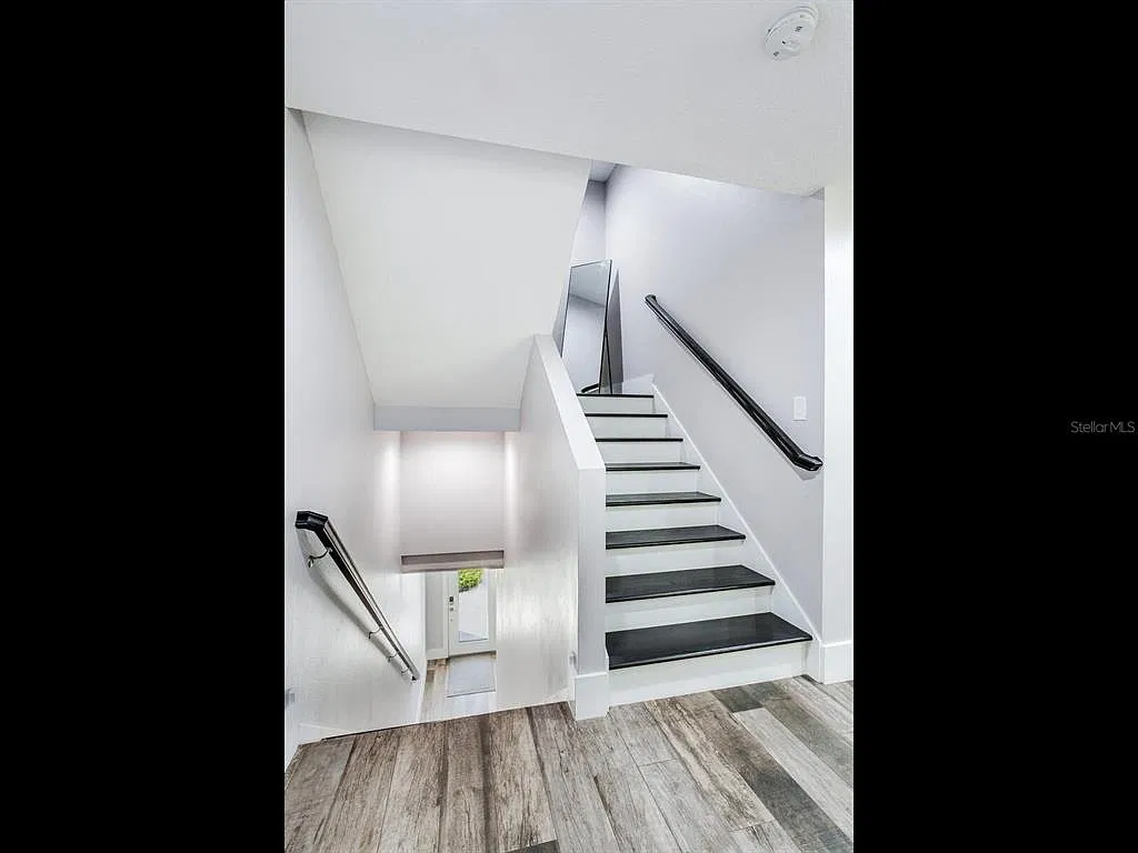 4 bed, 3.0 bath, 2500 sqft, $3,900 — Photo 4
