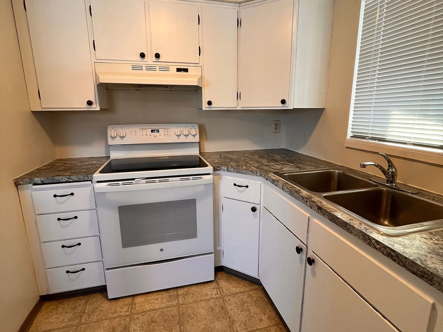2 bed, 741 sqft, $1,095 — Photo 1