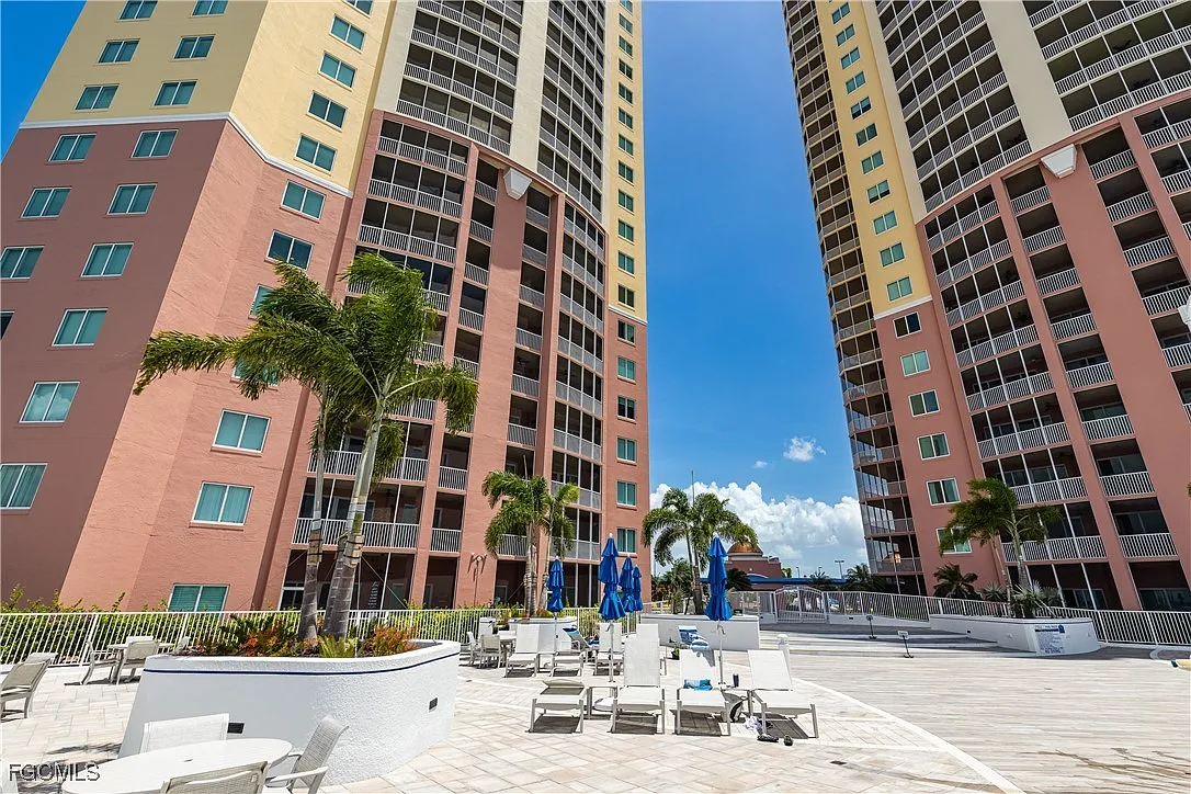 1 bed, 1.5 bath, 885 sqft, $3,200 — Photo 1