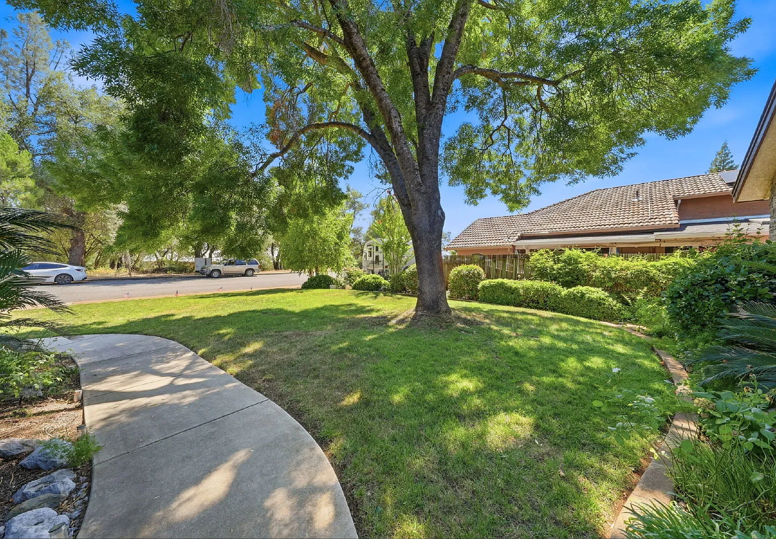 3 bed, 2.5 bath, 2460 sqft, $2,995 — Photo 2