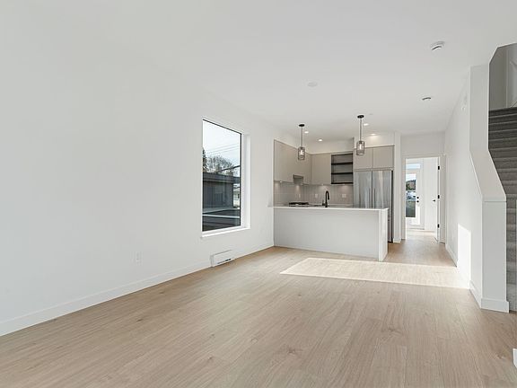 2nd image of 921 Grant St #208