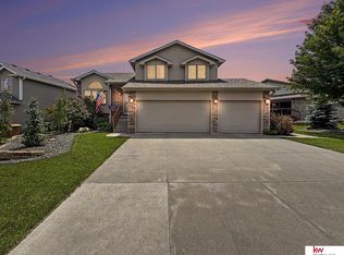 8701 Prairie Village Dr, Lincoln, NE 68507