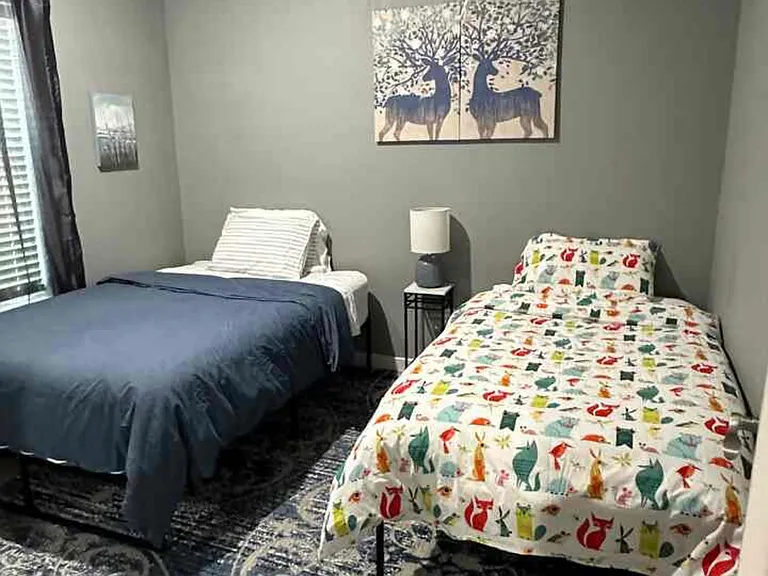 Full and Twin beds in medium sized room