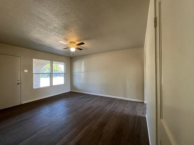 1501 W Hank Ave — Photo 3