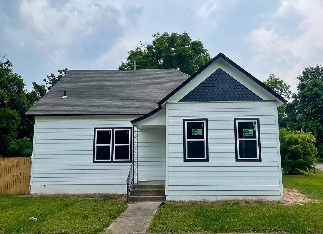 3 bed, 2.0 bath, 1556 sqft, $1,700 — Photo 2