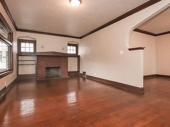 4th image of 10310 Russell Ave