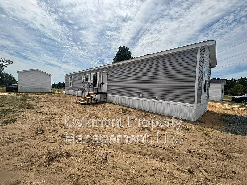 3 bed, 2.0 bath, 1056 sqft, $1,225 — Photo 1