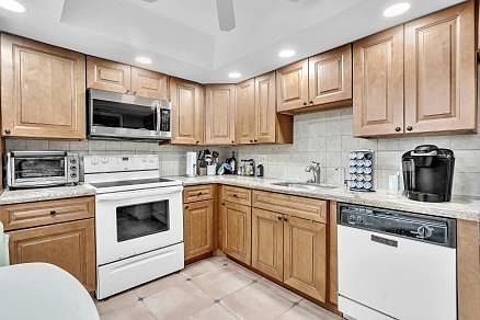 3rd image of 3980 Oaks Clubhouse Dr #209