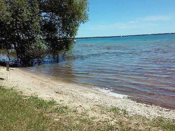 5th image of 583 S Shore Dr