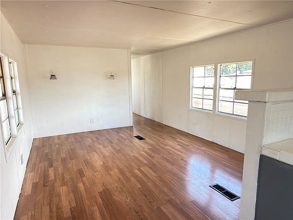 5th image of 2325 E Packard Avenue