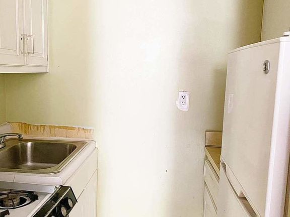 3rd image of 445 W 46th St #2B