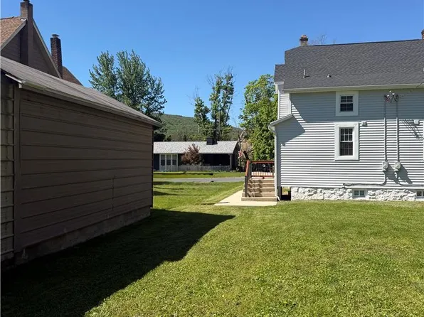 655 E White St, Palmerton, PA 18071