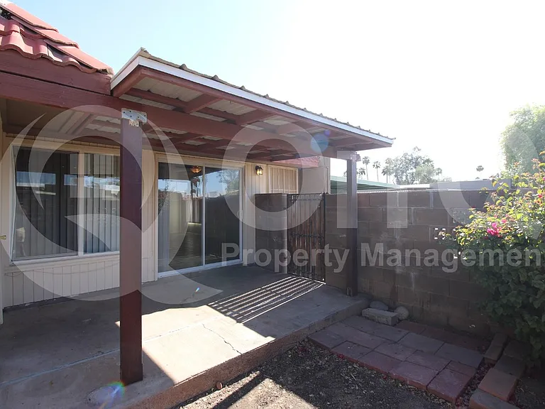 601 N May #5 — Photo 13