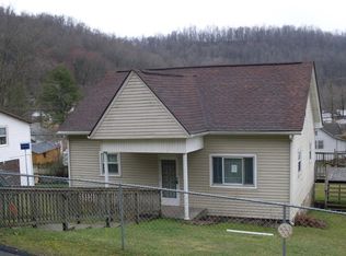 105 3rd St, Glen White, WV 25849