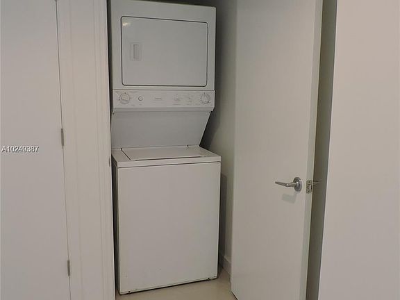 4th image of 500 Brickell Ave APT 902