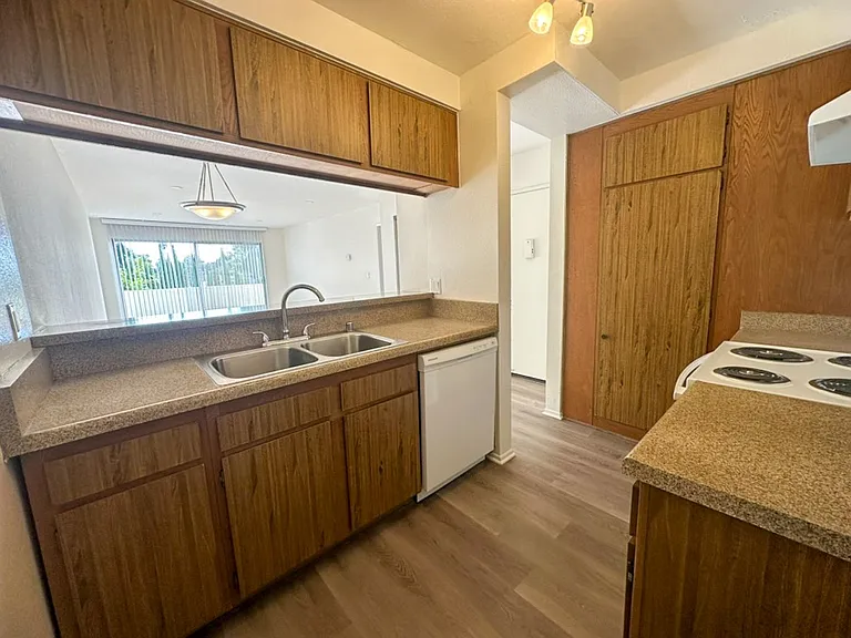 4513 Woodman Ave. — Photo 6
