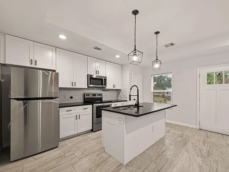 4302 Hirsch Rd #B — Photo 3