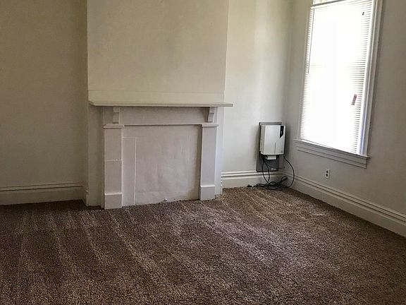 Spacious livingroom with faux fireplace
